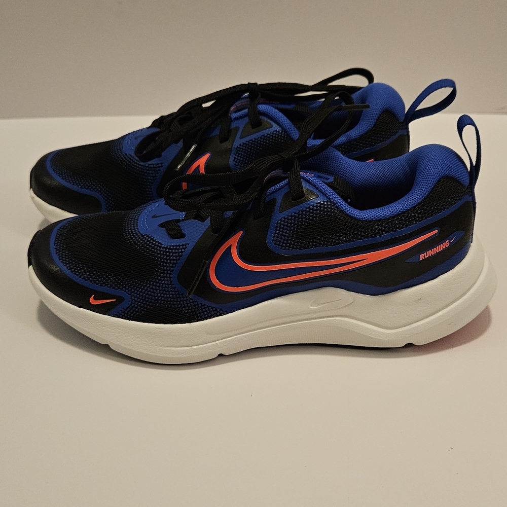 NWOT Nike Black and Purple/Blue Running Sneakers Size 3.5Y